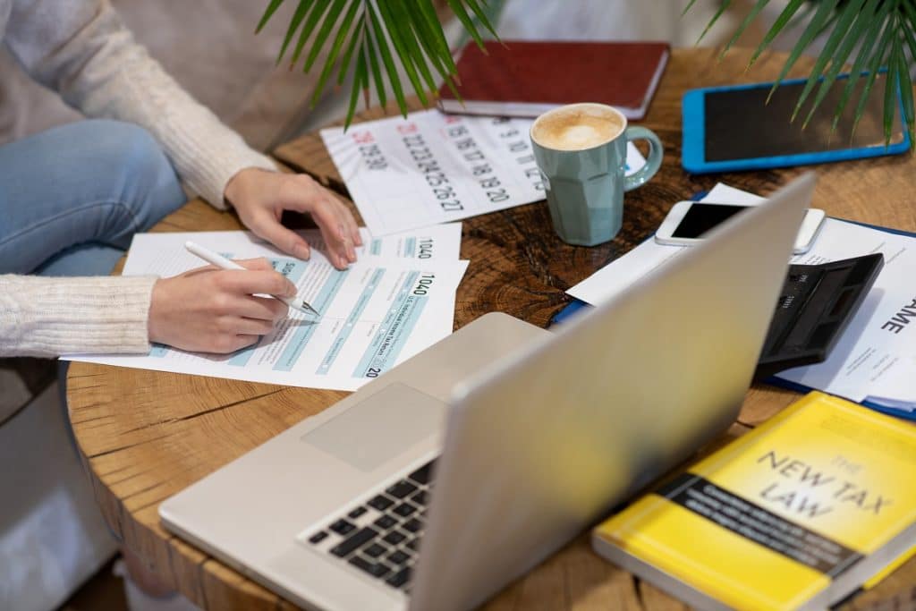 points to undestand about the tax system in Brazil / entenda o sistema de impostos para ivnestir no Brasil