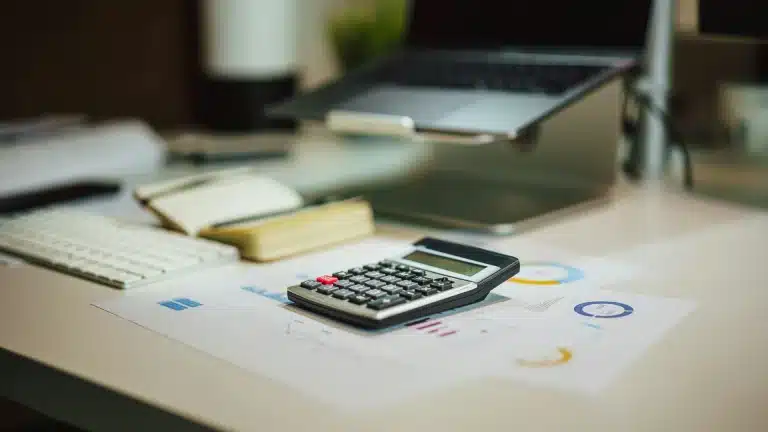 Uma calculadora em cima papéis com gráficos