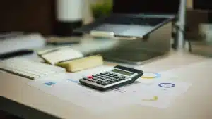 Uma calculadora em cima papéis com gráficos