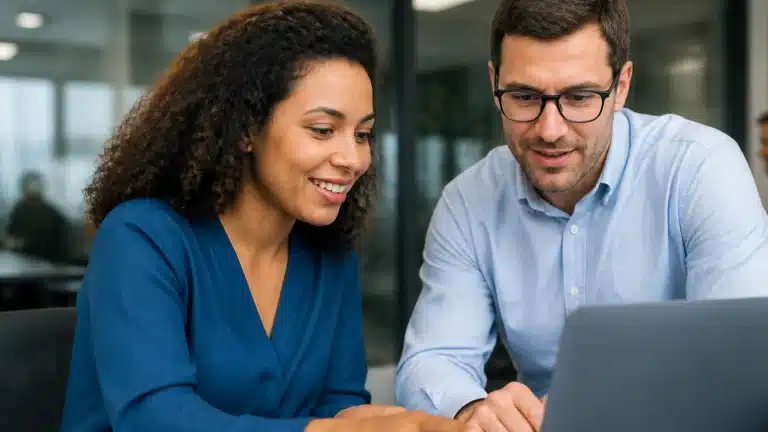 Profissional brasileiro e gestor internacional colaborando em um escritório moderno no Brasil, representando a parceria estratégica e eficiência de serviços de Employer of Record.